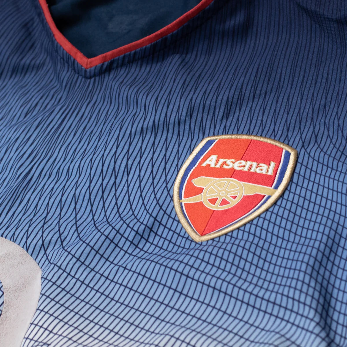 Arsenal Away Jersey 2002/03 club crest and blue graphic detail