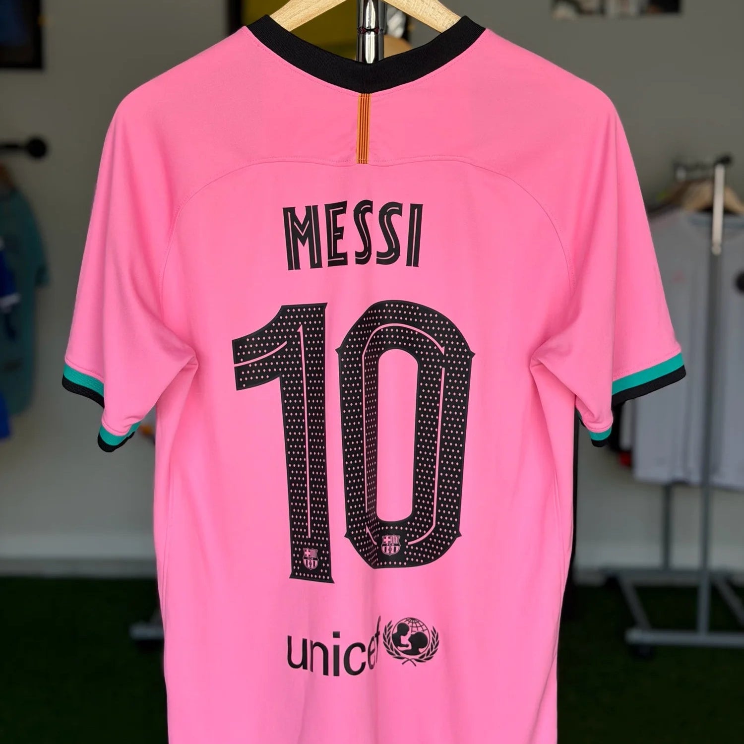 Barcelona Third 2020/21 Messi 10 pink jersey back view