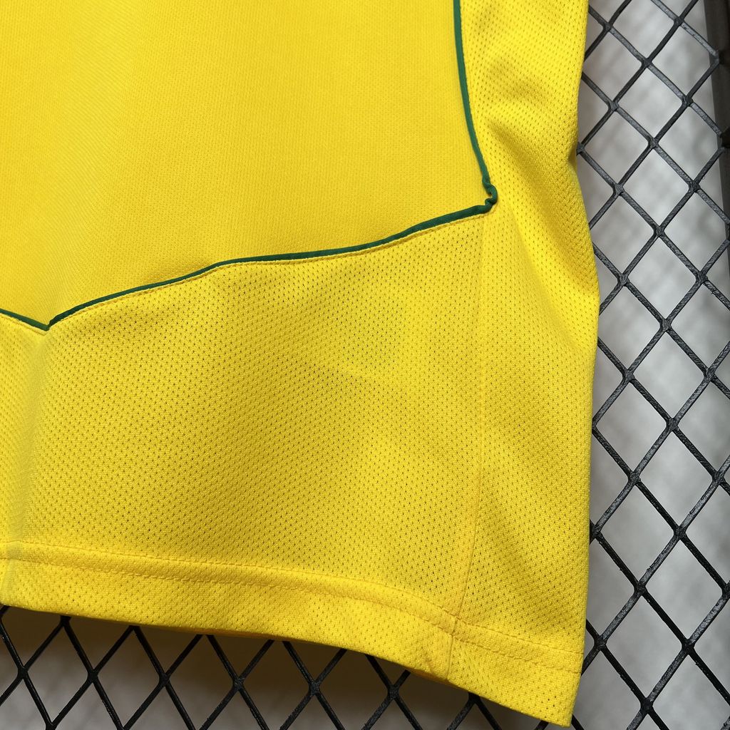 Brazil Home Jersey 2004/2006 lower hem and panel detail
