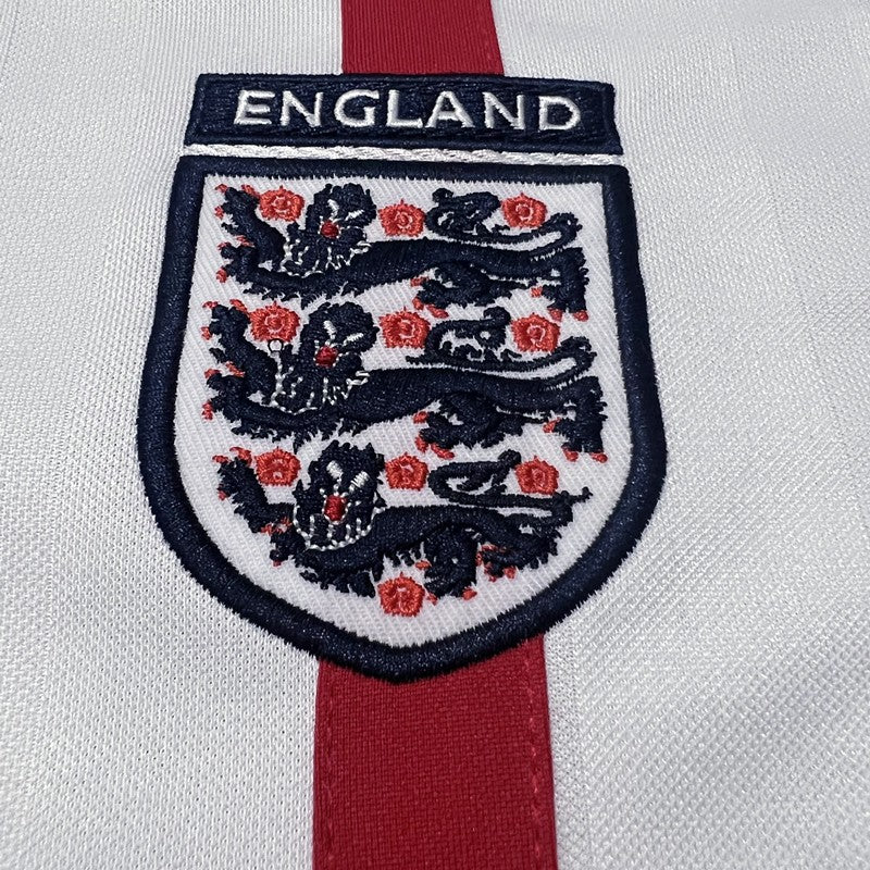 England Home Jersey 2002 England crest close-up beside the red vertical stripe