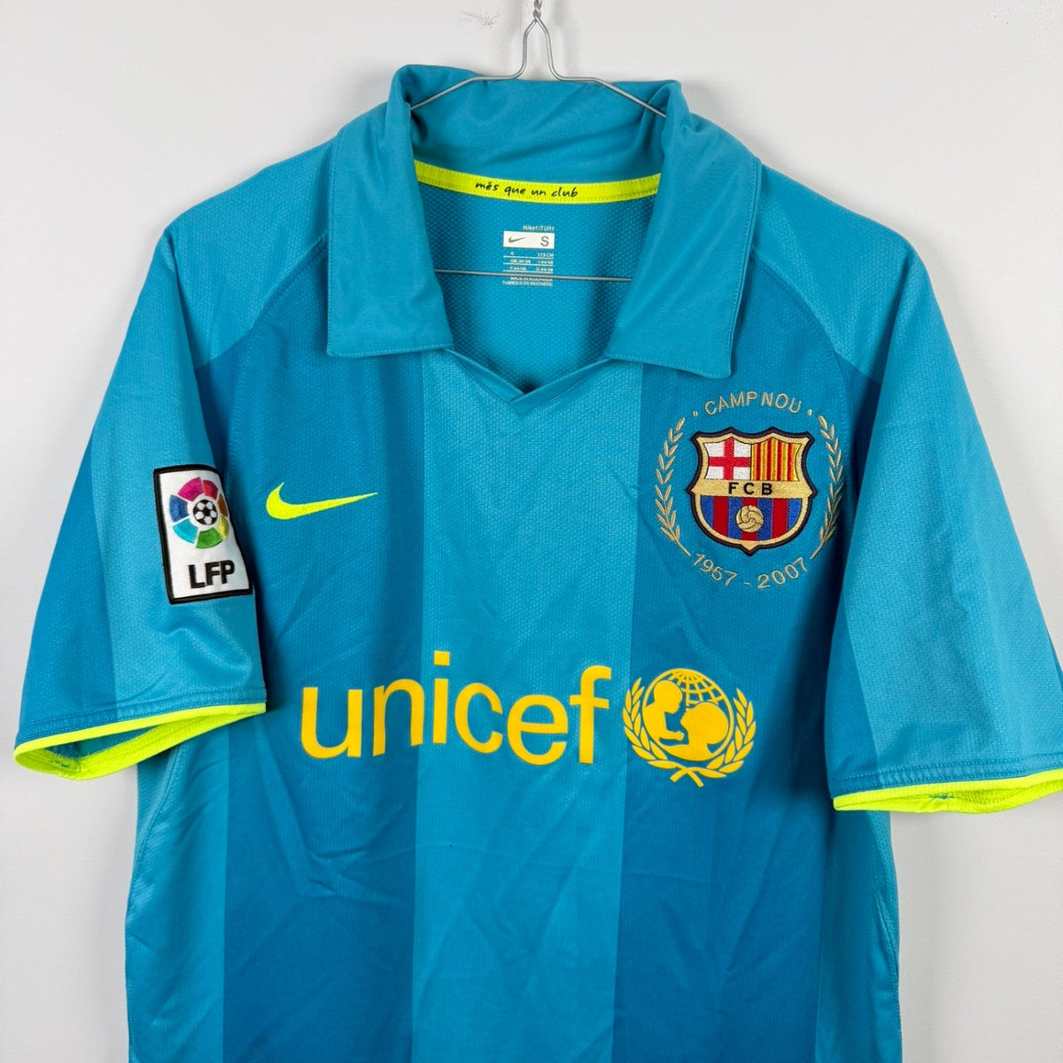 FC Barcelona Away Jersey 2007/08 upper front and collar detail