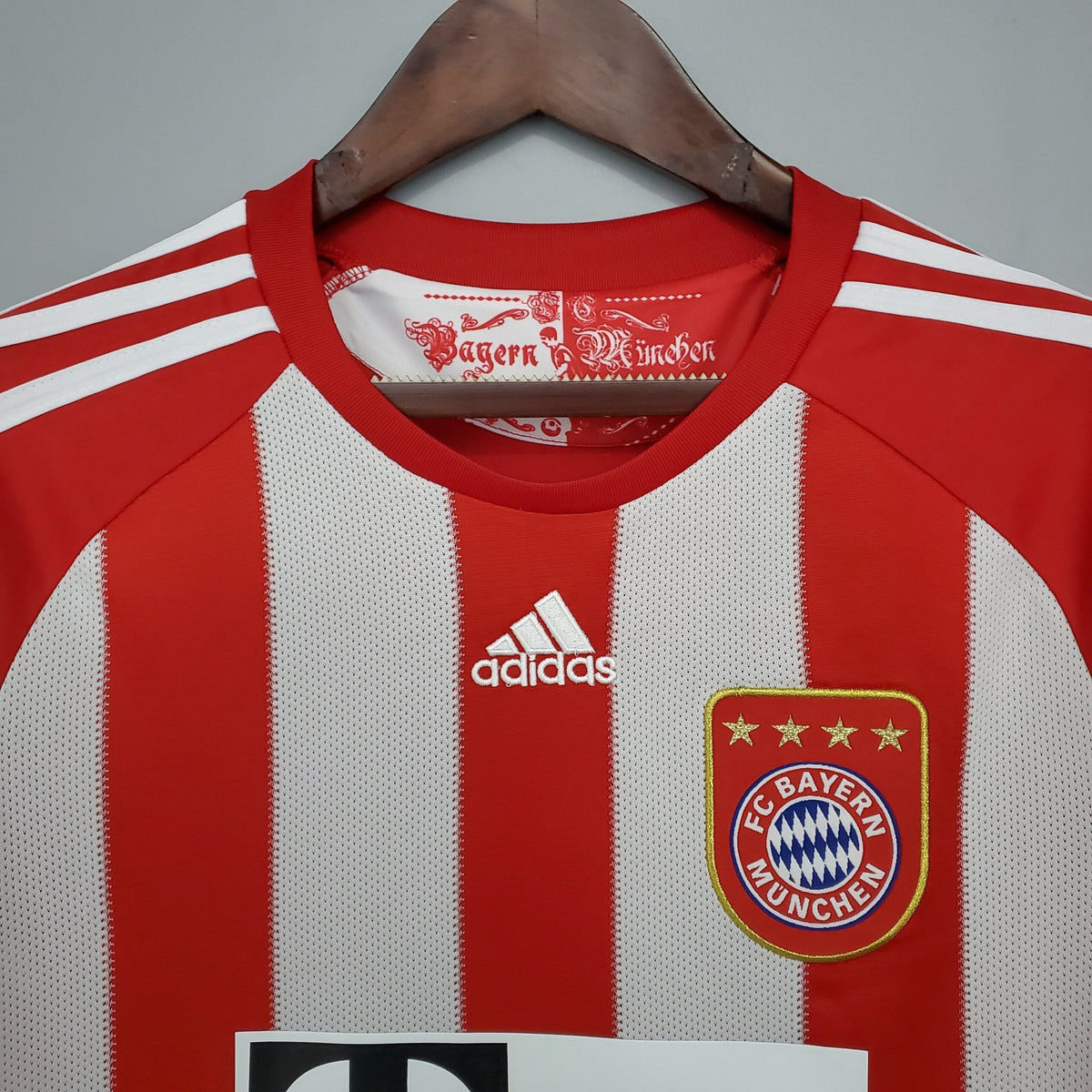 FC Bayern Munich Home Jersey 2010/11 collar and chest detail