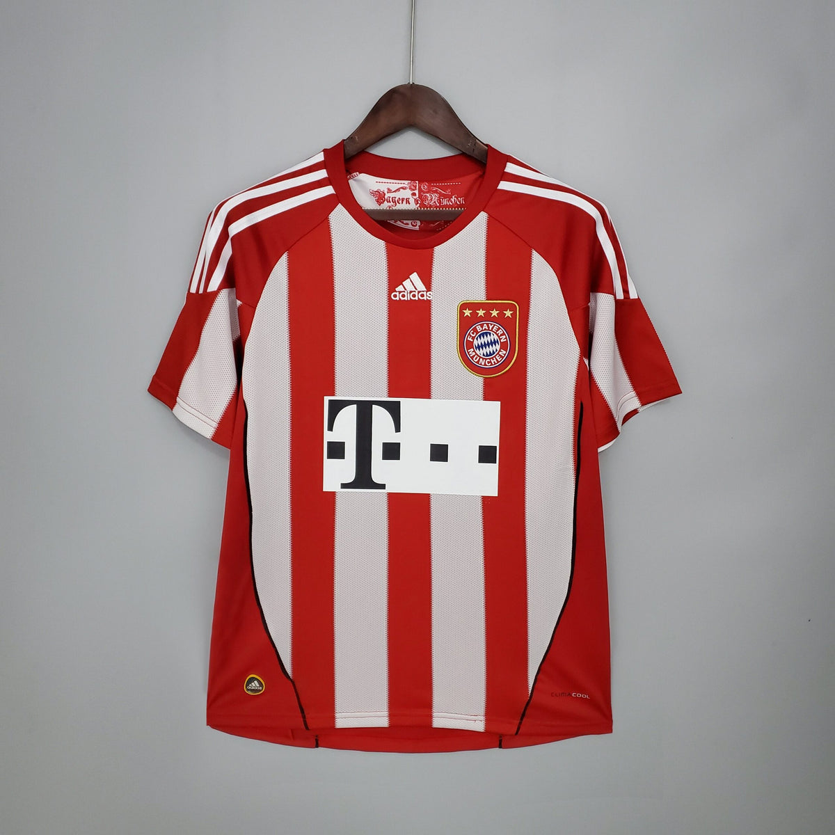 FC Bayern Munich Home Jersey 2010/11 front view