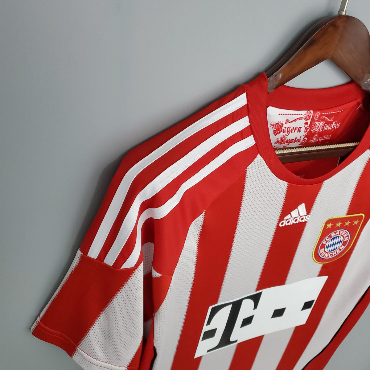 FC Bayern Munich Home Jersey 2010/11 shoulder and chest detail