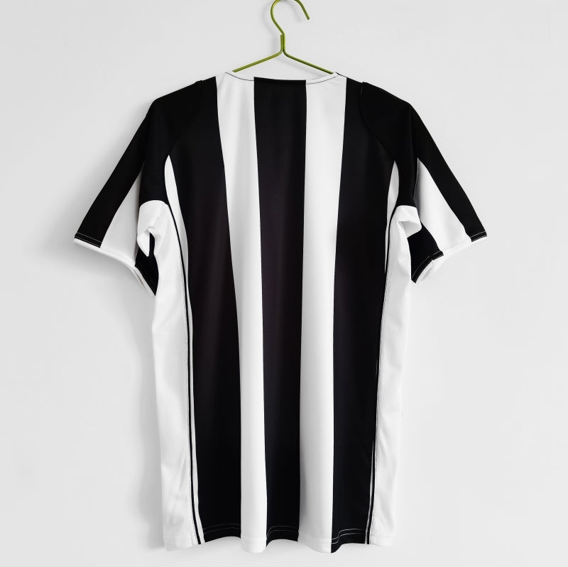 Juventus Home Jersey 2004/05 back view with black and white stripes