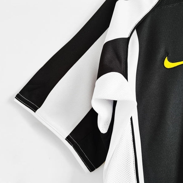 Juventus Home Jersey 2004/05 sleeve and stripe detail