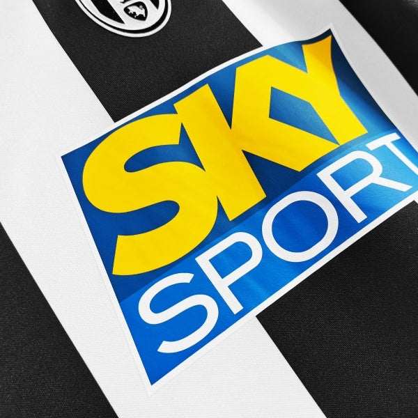 Juventus Home Jersey 2004/05 Sky Sport sponsor close-up