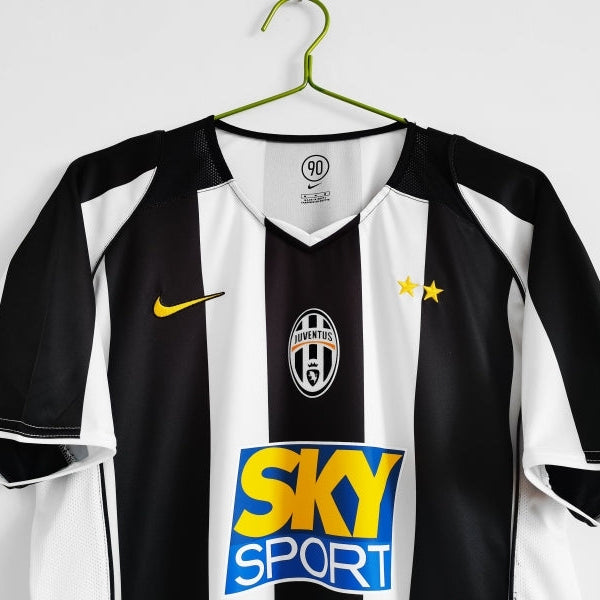 Juventus Home Jersey 2004/05 upper front with crest and Sky Sport sponsor
