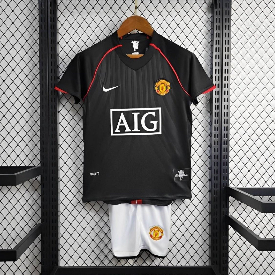 Kids Retro Manchester United 2007/08 away kit black front view
