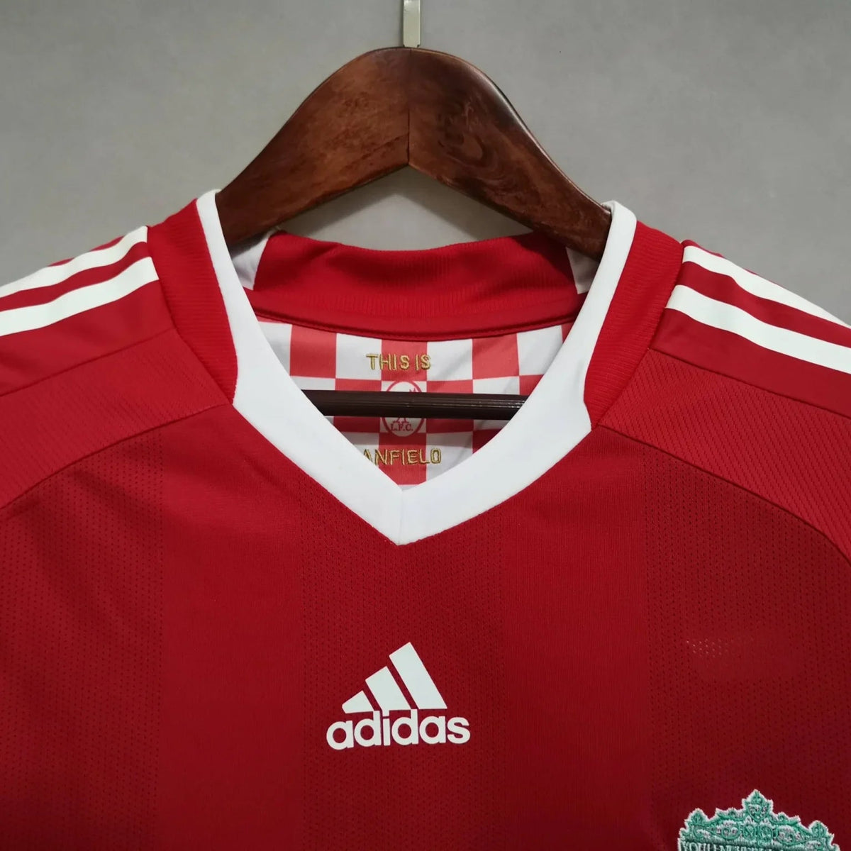 Liverpool Home Jersey 2008/2010 white V-neck collar detail