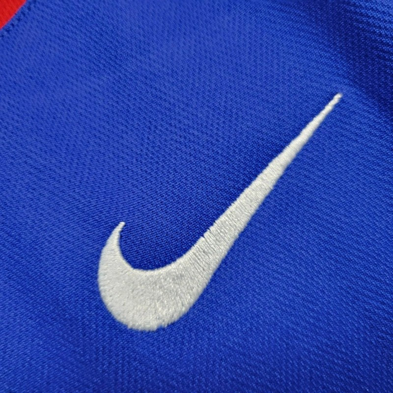 Manchester United Away Jersey 2005/06 chest logo close-up