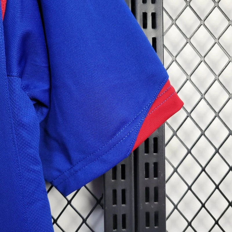 Manchester United Away Jersey 2005/06 sleeve detail with red trim