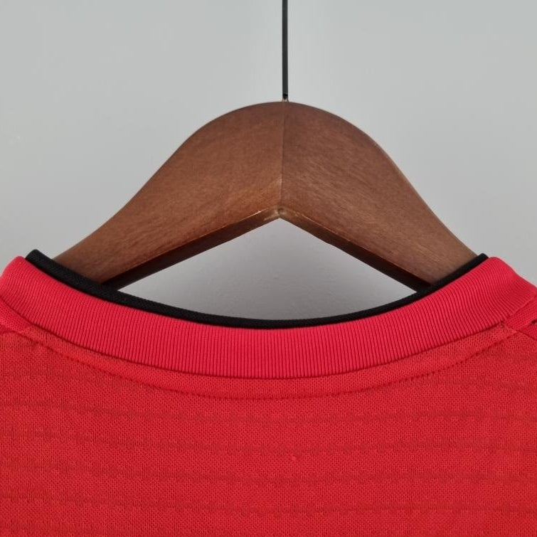 Manchester United home kit 2018/19 collar and neckline detail
