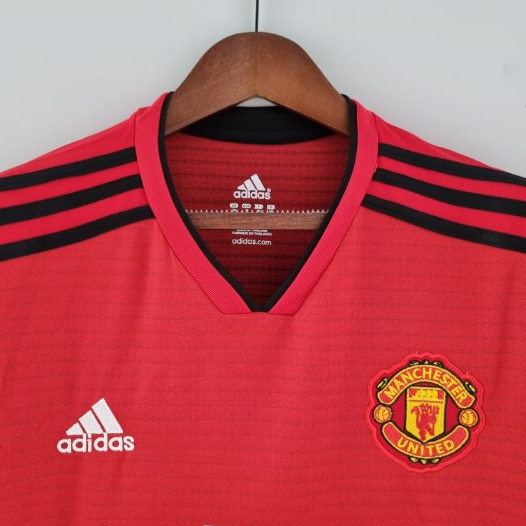 Manchester United home kit 2018/19 Manchester United crest detail
