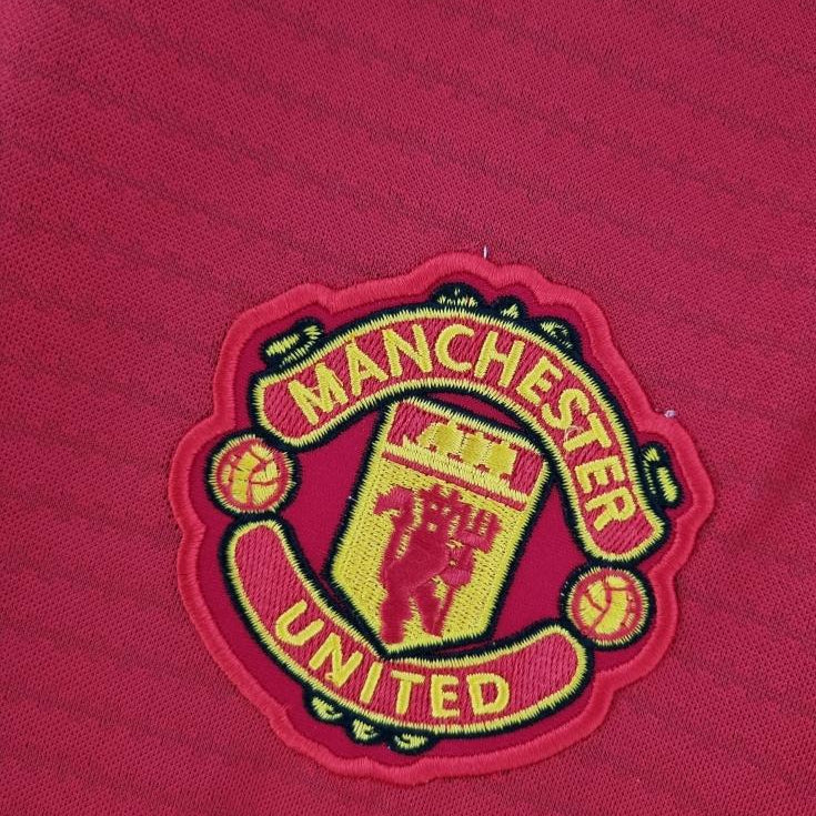 Manchester United home kit 2018/19 Manchester United crest detail
