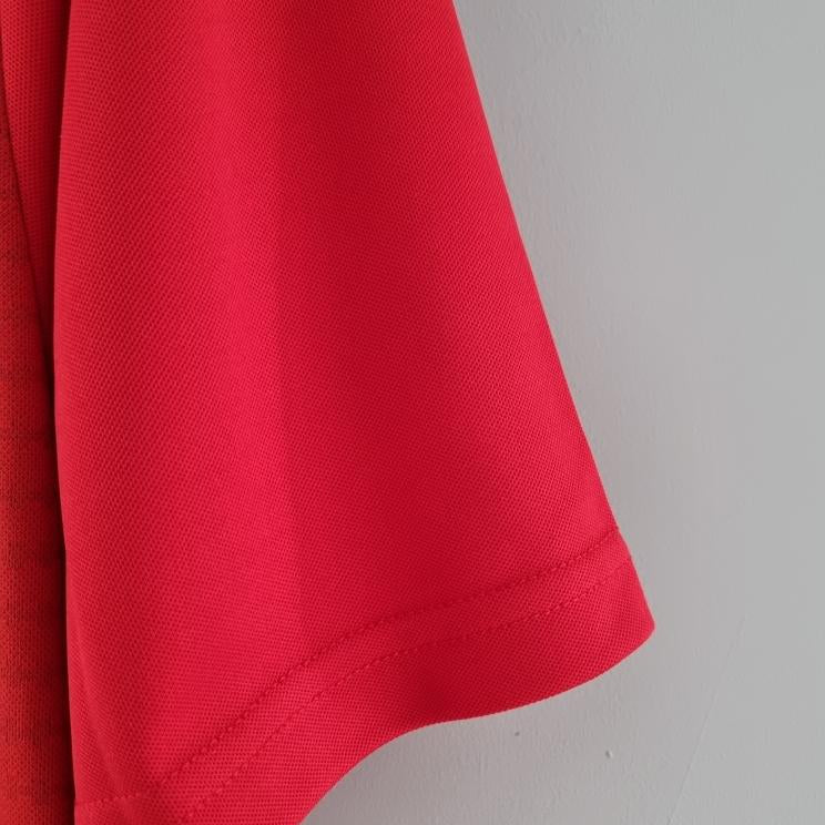 Manchester United home kit 2018/19 sleeve and shoulder stripe detail