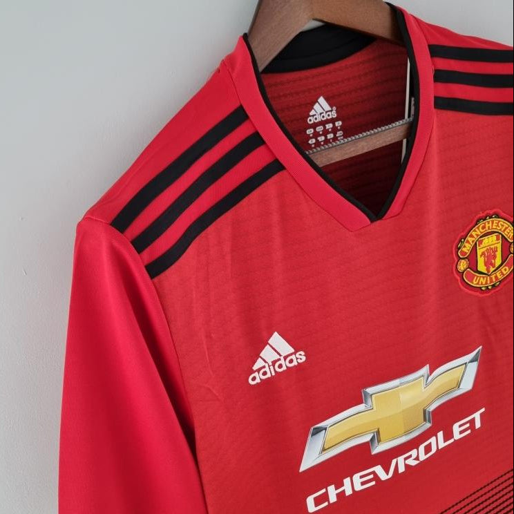 Manchester United home kit 2018/19 Chevrolet sponsor chest detail
