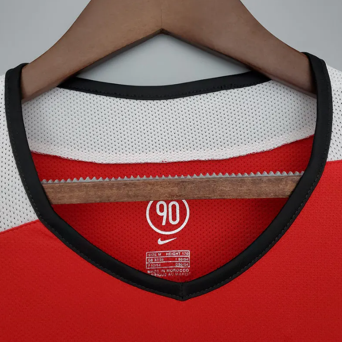Manchester United Home Jersey 2004/06 V-neck collar and inner neck detail