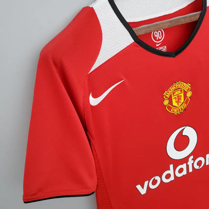Manchester United Home Jersey 2004/06 upper front with club crest and white shoulder panel