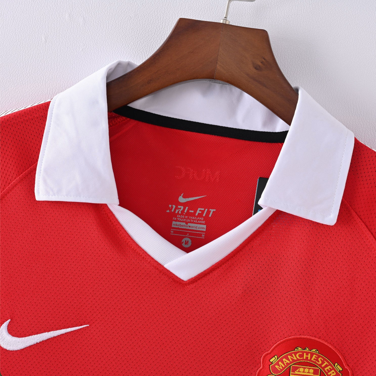 Manchester United Home Jersey 2010/11 collar and club crest detail