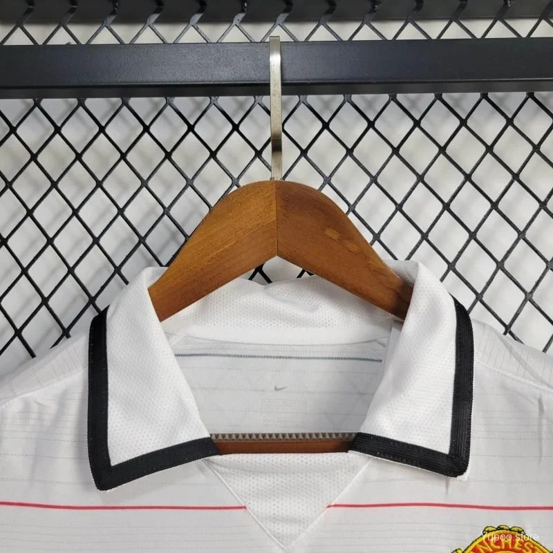 Close-up of the collar on the Manchester United Third Jersey 2003/04 showing the white fold-over collar with black trim