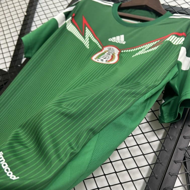 Mexico home kit 2014 Mexico crest chest detail
