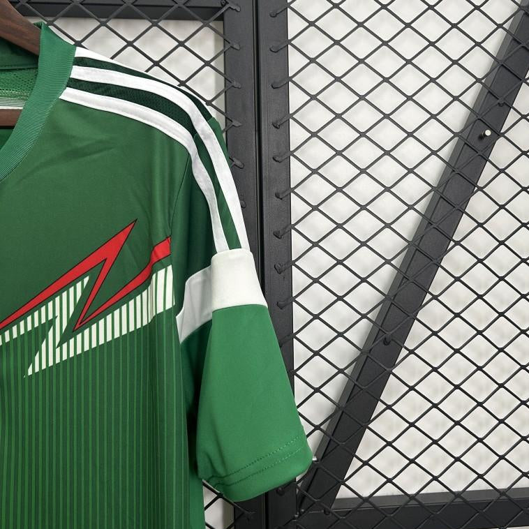 Mexico home kit 2014 Mexico crest chest detail
