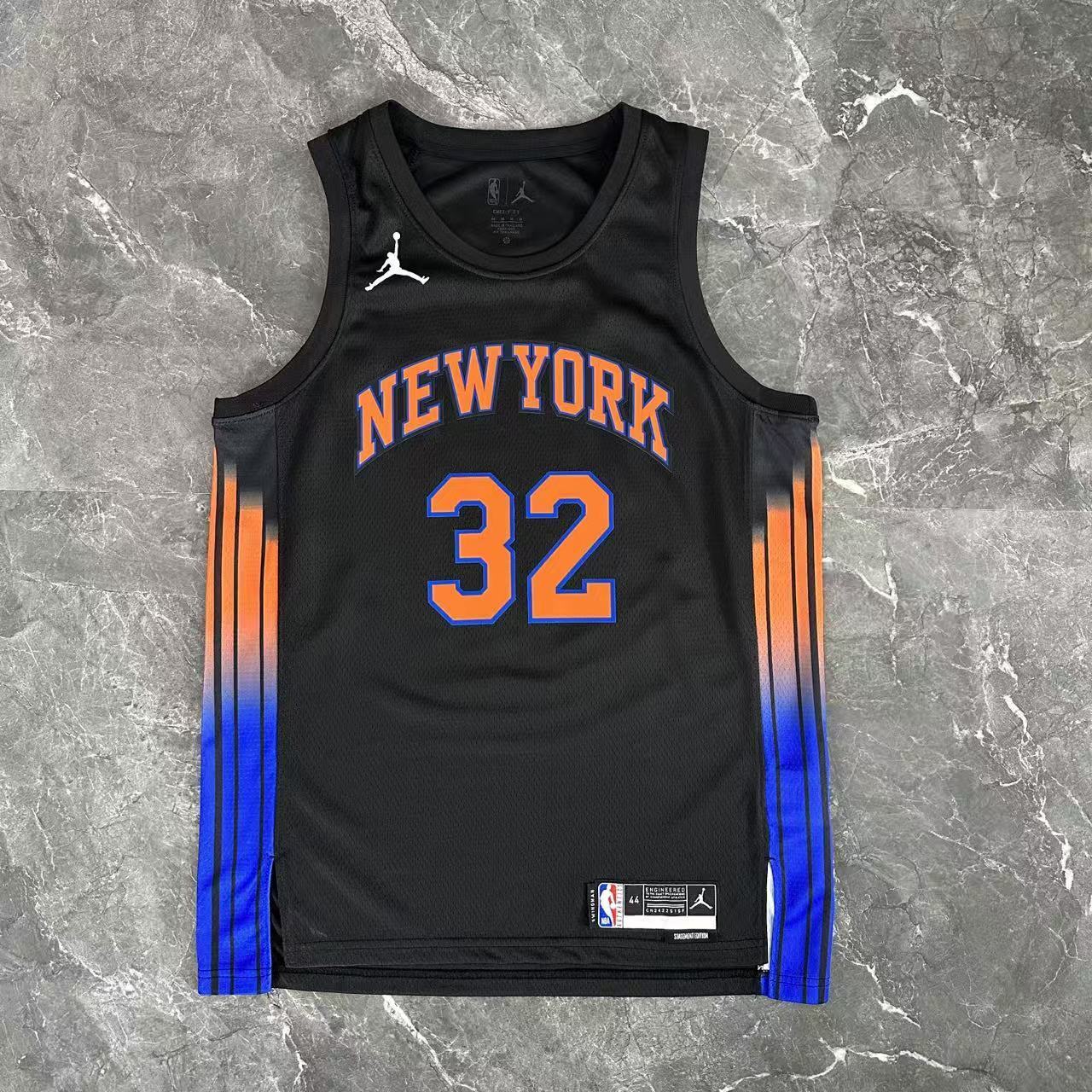 New York Knicks 2025/26 City Edition swingman jersey Karl-Anthony Towns number 32 black front and back view