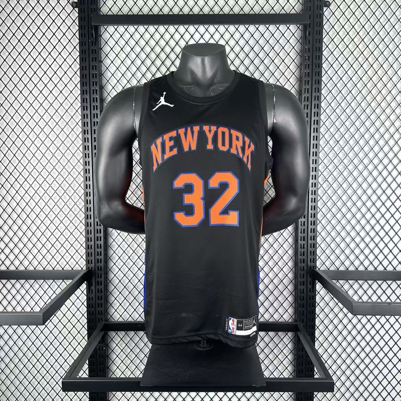 New York Knicks 2025/26 City Edition swingman jersey Karl-Anthony Towns number 32 black front and back view