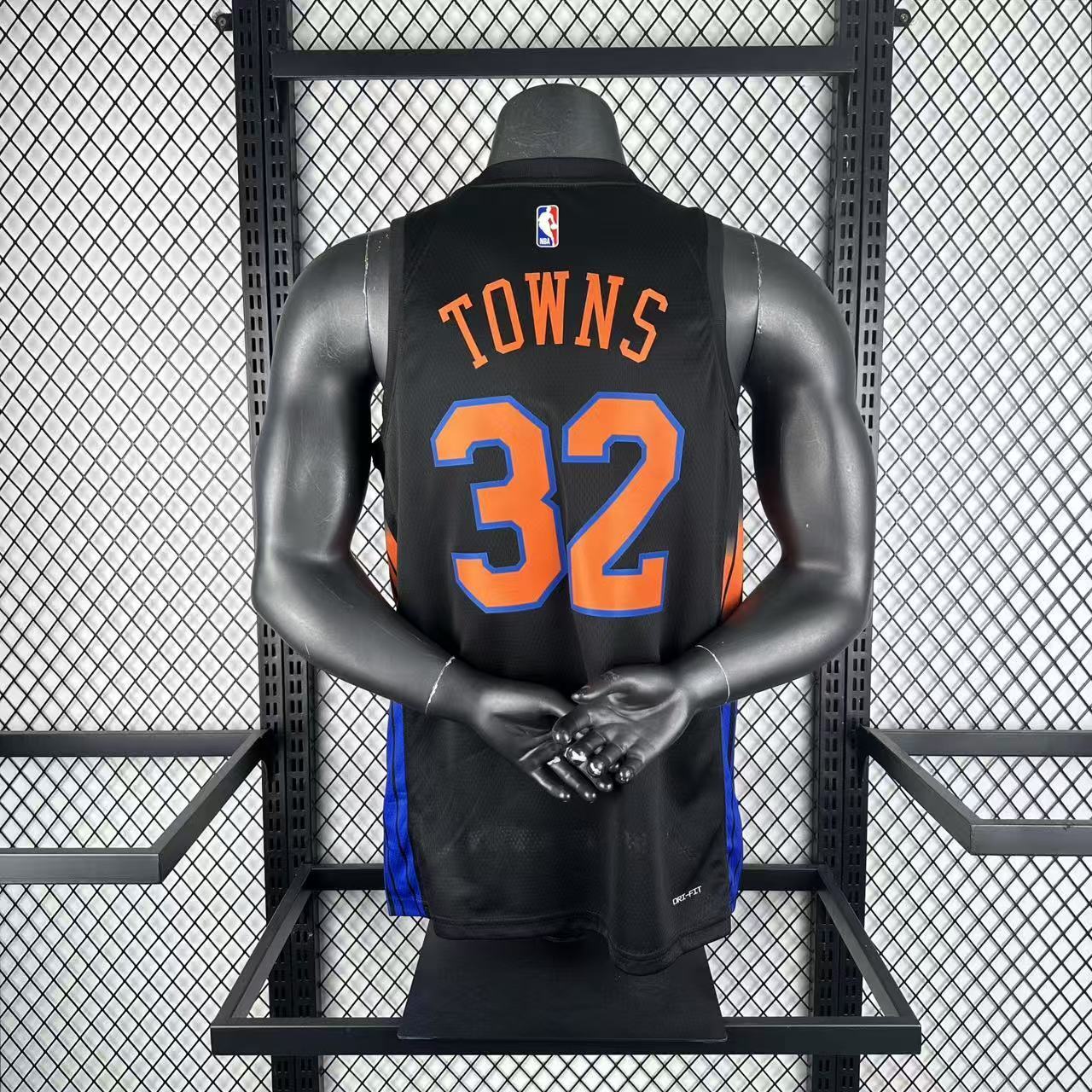 New York Knicks 2025/26 City Edition swingman jersey Karl-Anthony Towns number 32 black front and back view
