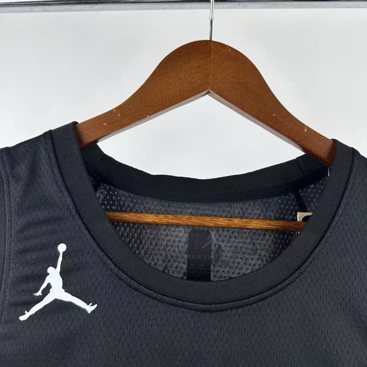 New York Knicks 2025/26 City Edition swingman jersey Karl-Anthony Towns number 32 black front and back view
