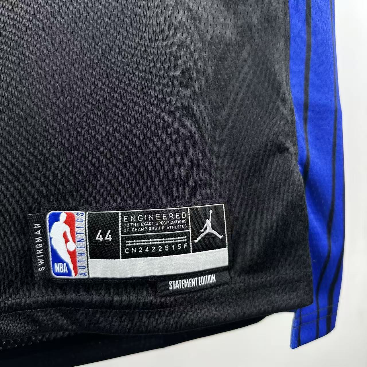 New York Knicks 2025/26 City Edition swingman jersey Karl-Anthony Towns number 32 black front and back view