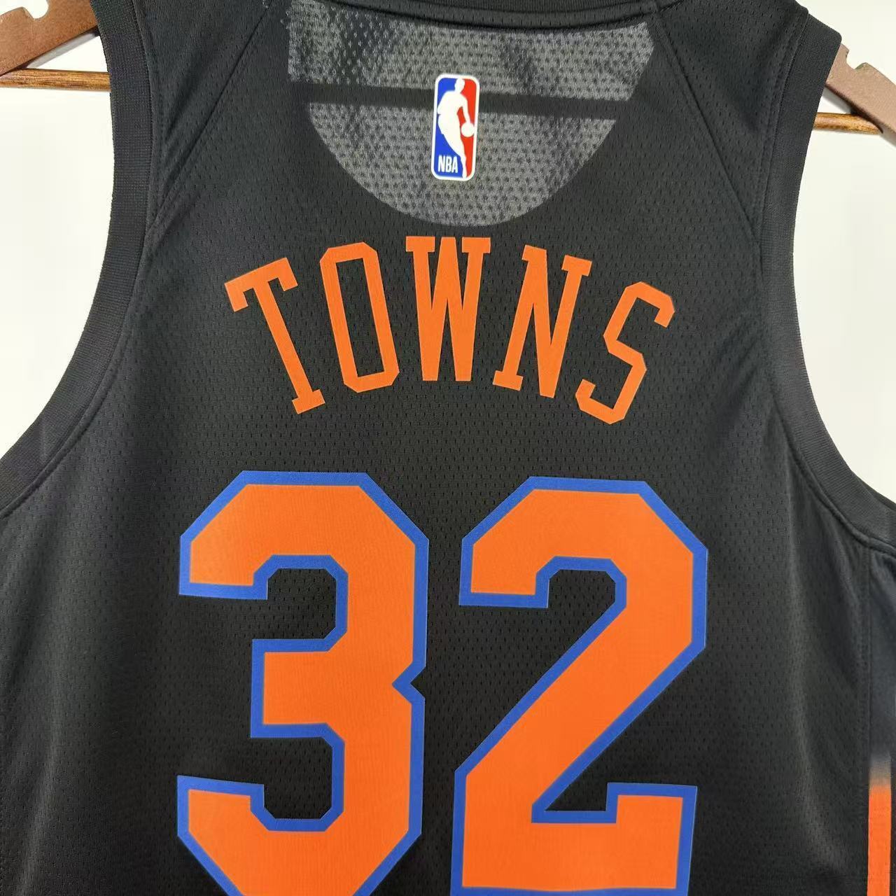 New York Knicks 2025/26 City Edition swingman jersey Karl-Anthony Towns number 32 black front and back view