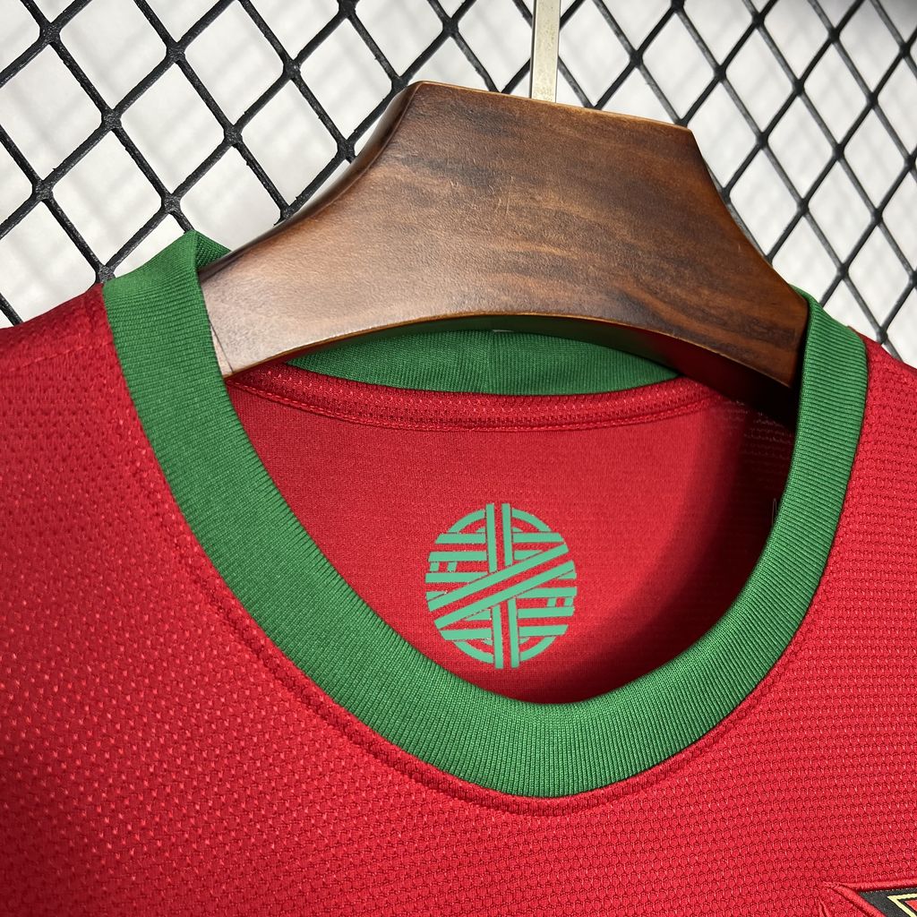 Portugal Home Jersey 2012/13 green collar detail