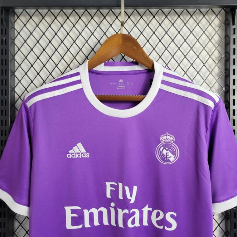 Real Madrid crest on 2016/17 away jersey
