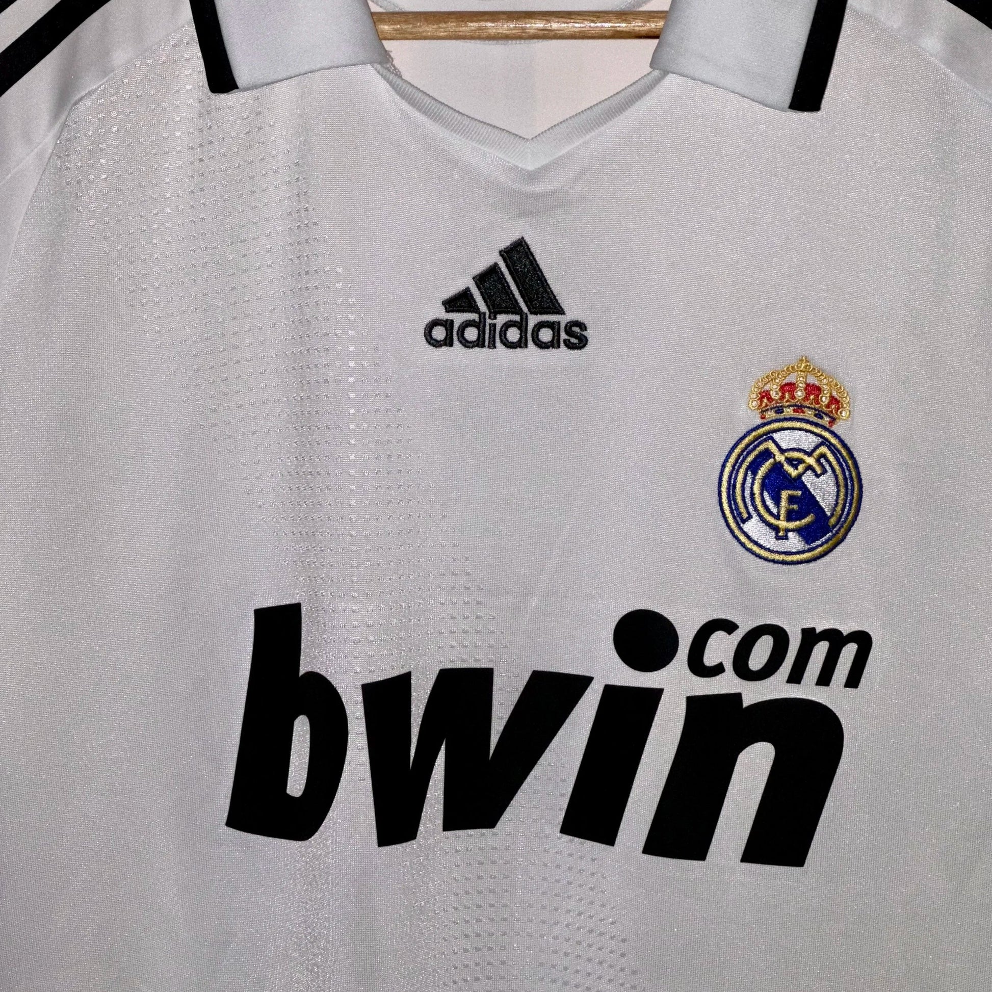 Real Madrid home kit 2008/09 club crest chest detail