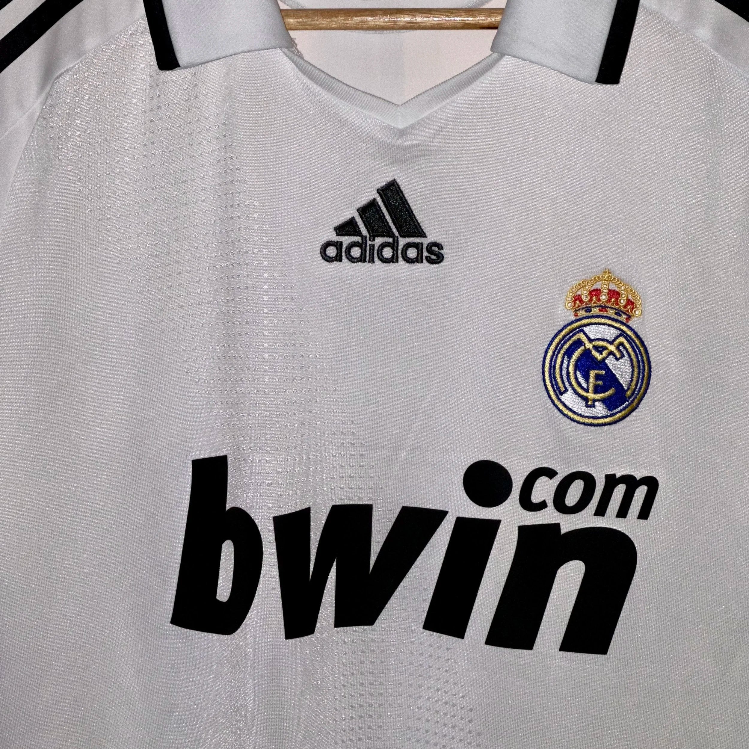 Real Madrid home kit 2008/09 club crest chest detail